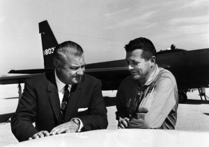 Авиаконструктор Джонсон и Френсис Пауэрс на фоне U-2